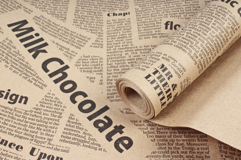 Бумага крафт цветочная газета Milk Chokolate черный 70см*10м. 60 г/м2  М К712