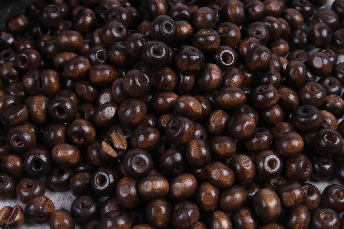 Бусины дерево  (С)  круглые  коричневые(6мм) в пакете 100гр