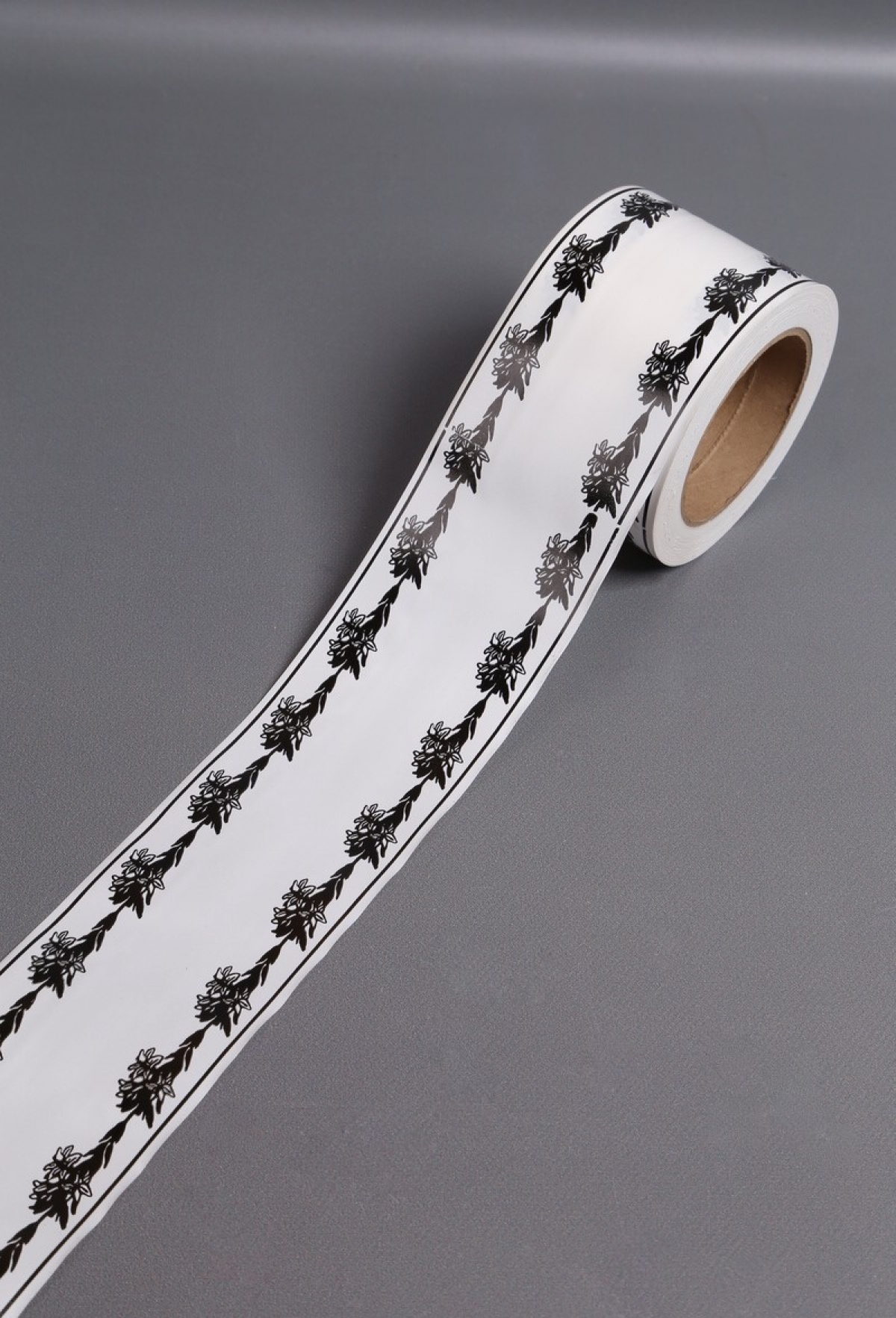 Лента простая (8см*50м) С лилиями по краям P801 БЕЛЫЙ