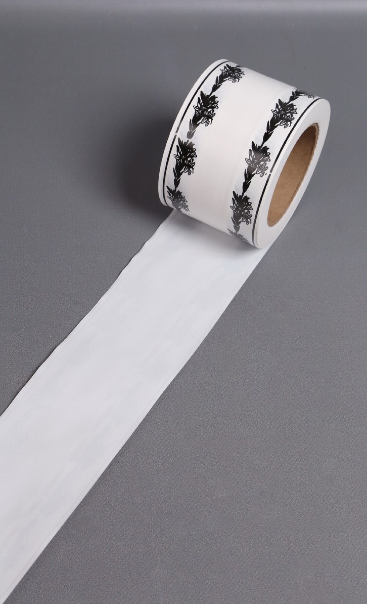 Лента простая (8см*50м) С лилиями по краям P801 БЕЛЫЙ