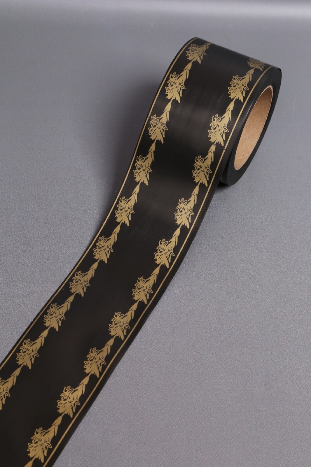 Лента простая (8см*50ярд) С лилиями по краям P833 ЧЕРНЫЙ