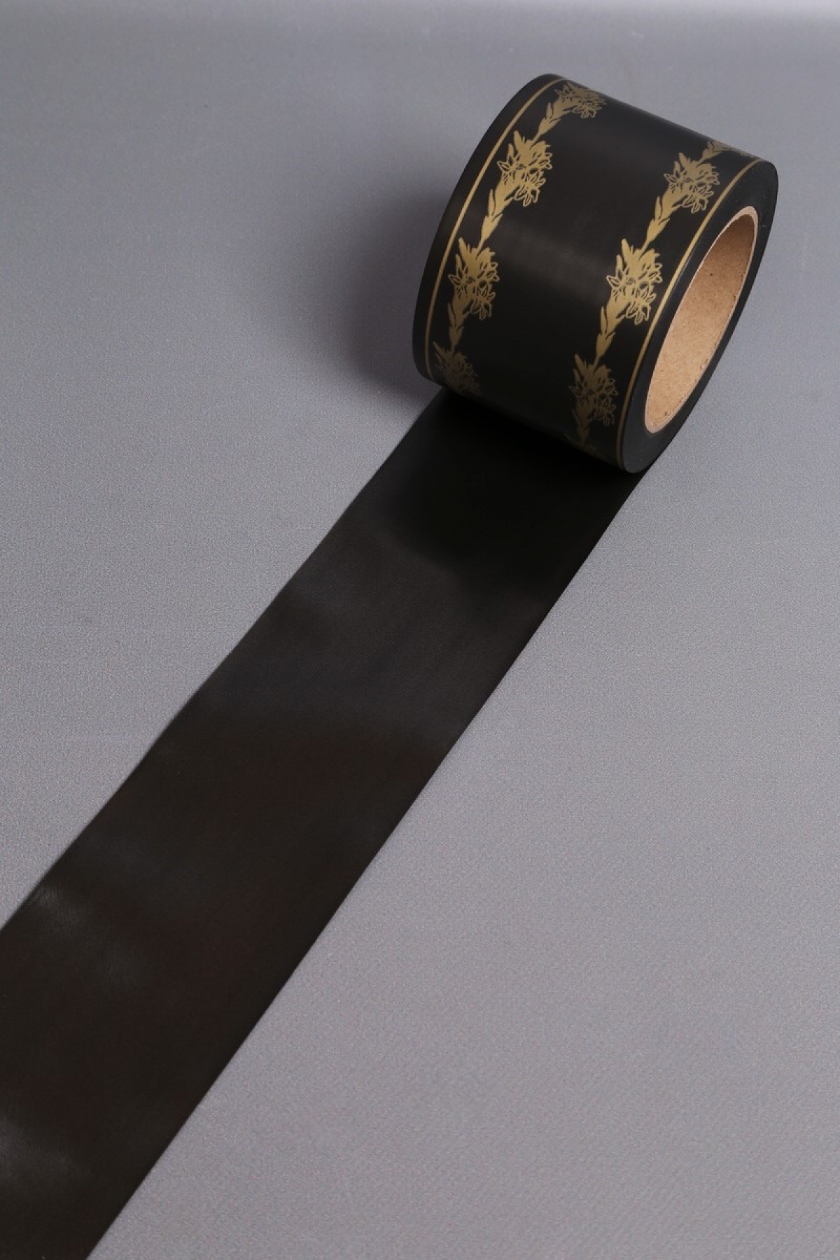 Лента простая (8см*50ярд) С лилиями по краям P833 ЧЕРНЫЙ