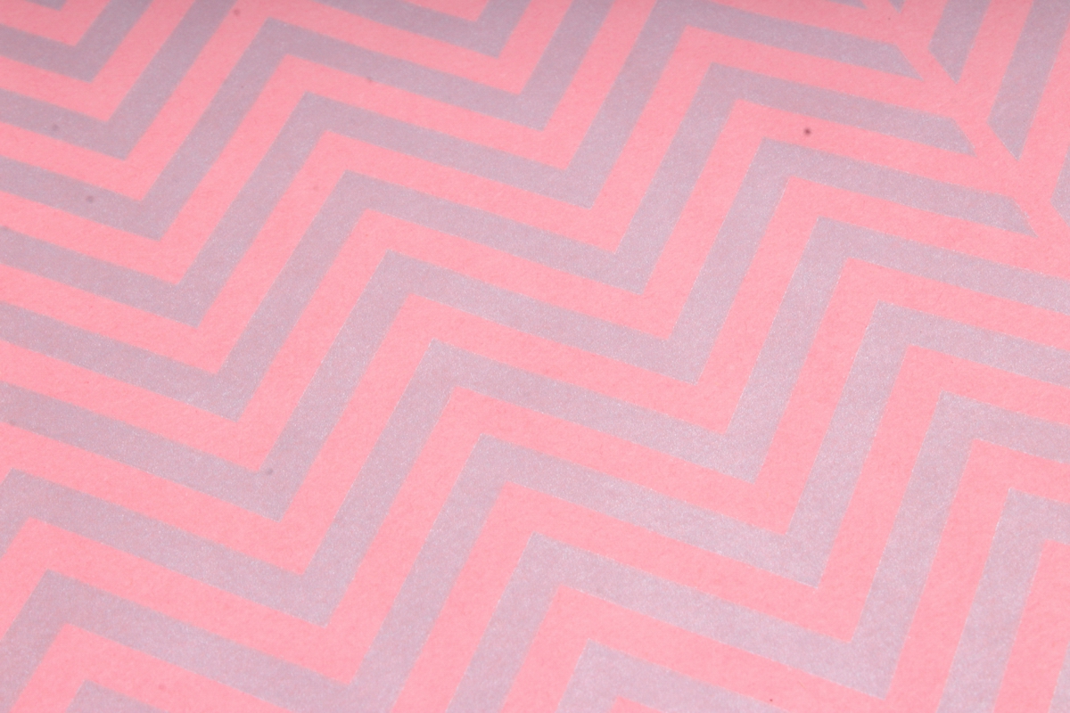 Бумага цветной Крафт (Б) "Зигзаг" Серебро на розовом 60гр/кв.м (60см*10м)