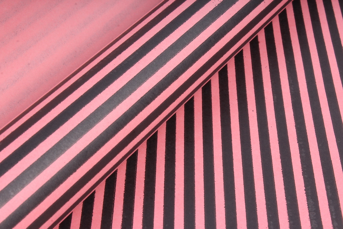 Бумага цветной Крафт (Б) "Полоска малая" Черный на розовом 60гр/кв.м (60см*10м)