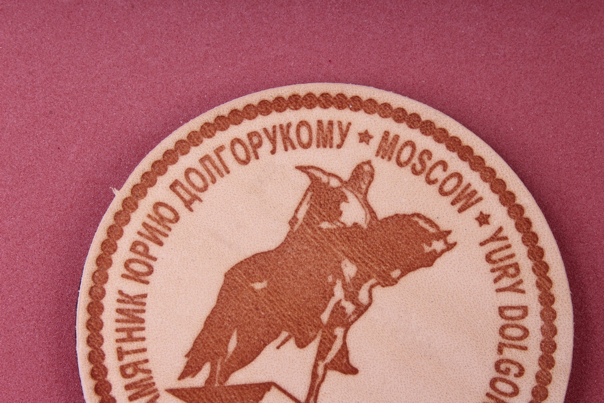 Магнит сувенирный из натуральной кожиd=5см "Москва. Памятник Юрию Долгорукому"
