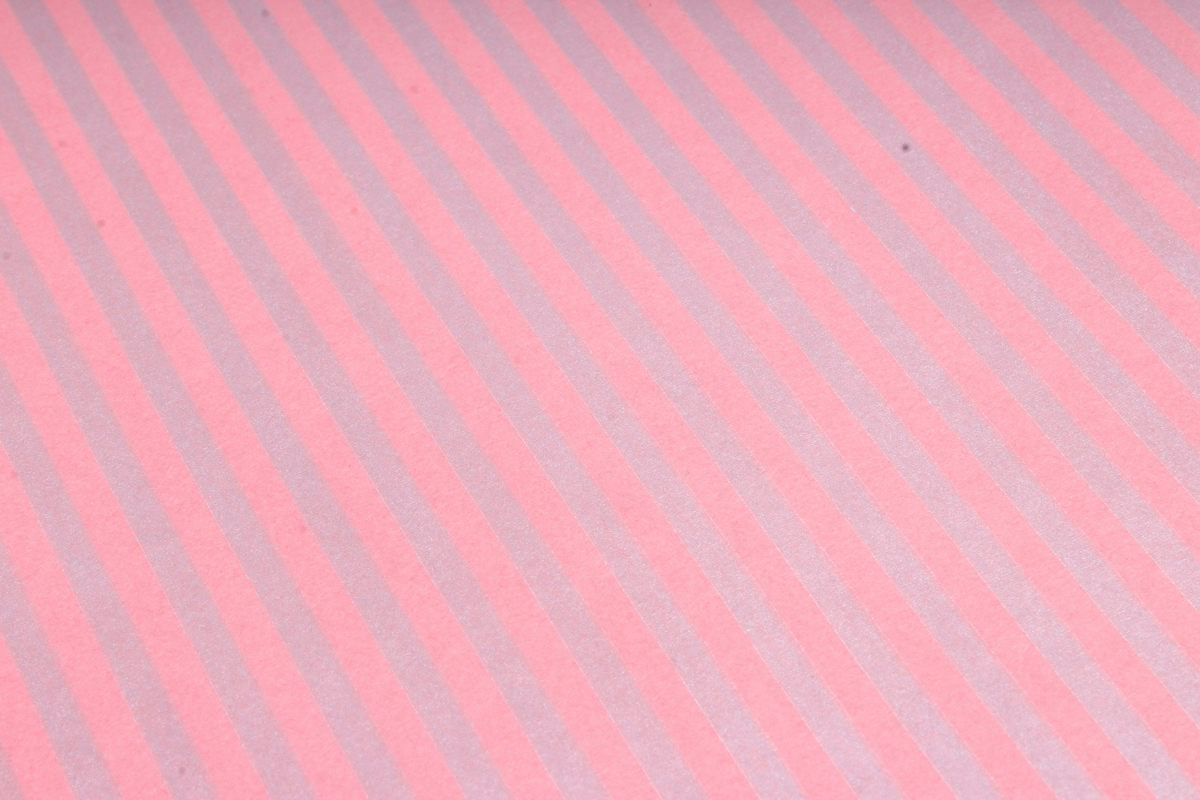 Бумага цветной Крафт (Б) "Полоска малая" Серебро на розовом 60гр/кв.м (60см*10м)