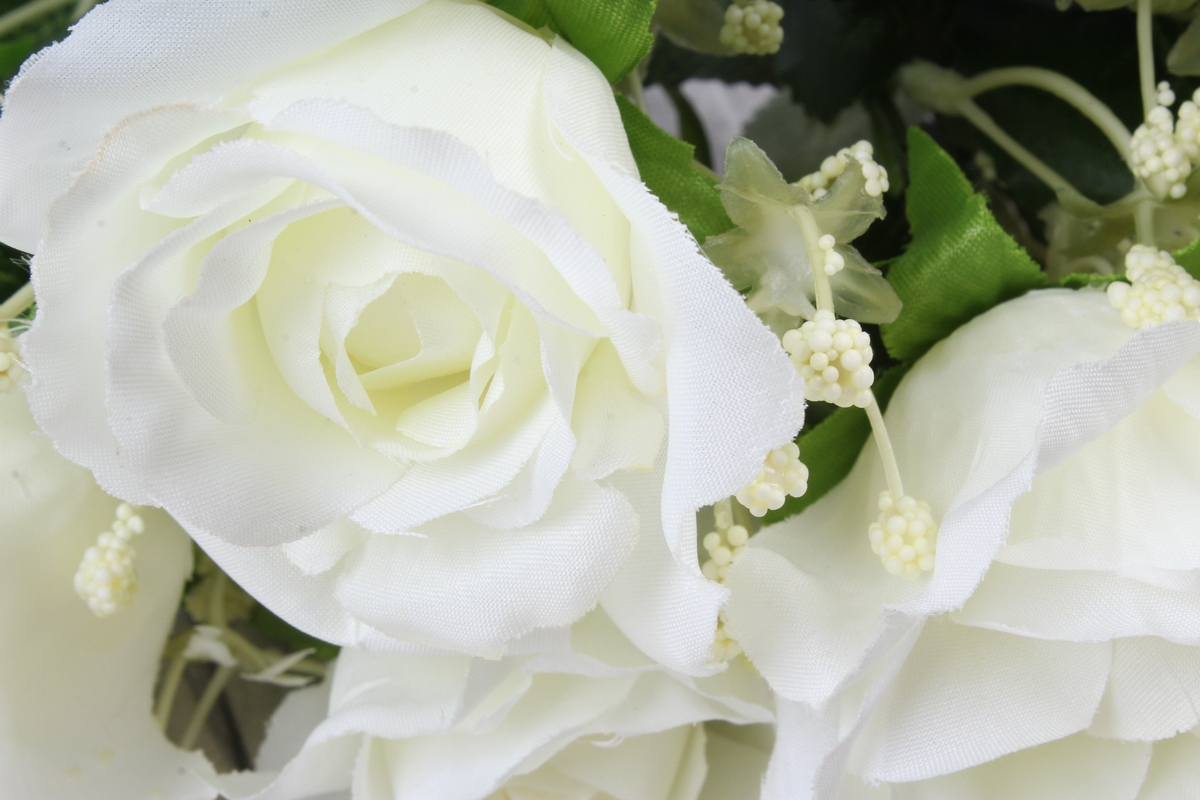 Слушать королева виктора букет из белых роз. Букет белых роз искусственных. Букет белых роз с дополнением. Букет белых роз (236). Белый букет "воздух любви".