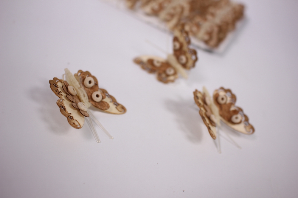 бабочки  декоративные 5см деревянные на прищепке (24 шт в уп)