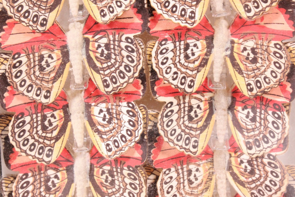 бабочки деревянные 8 см на прищепке (12 шт в уп) (в ассортименте)