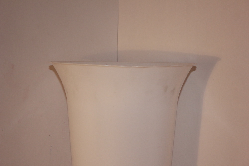 вазы пластиковые белая ваза малая h34 d21 945
