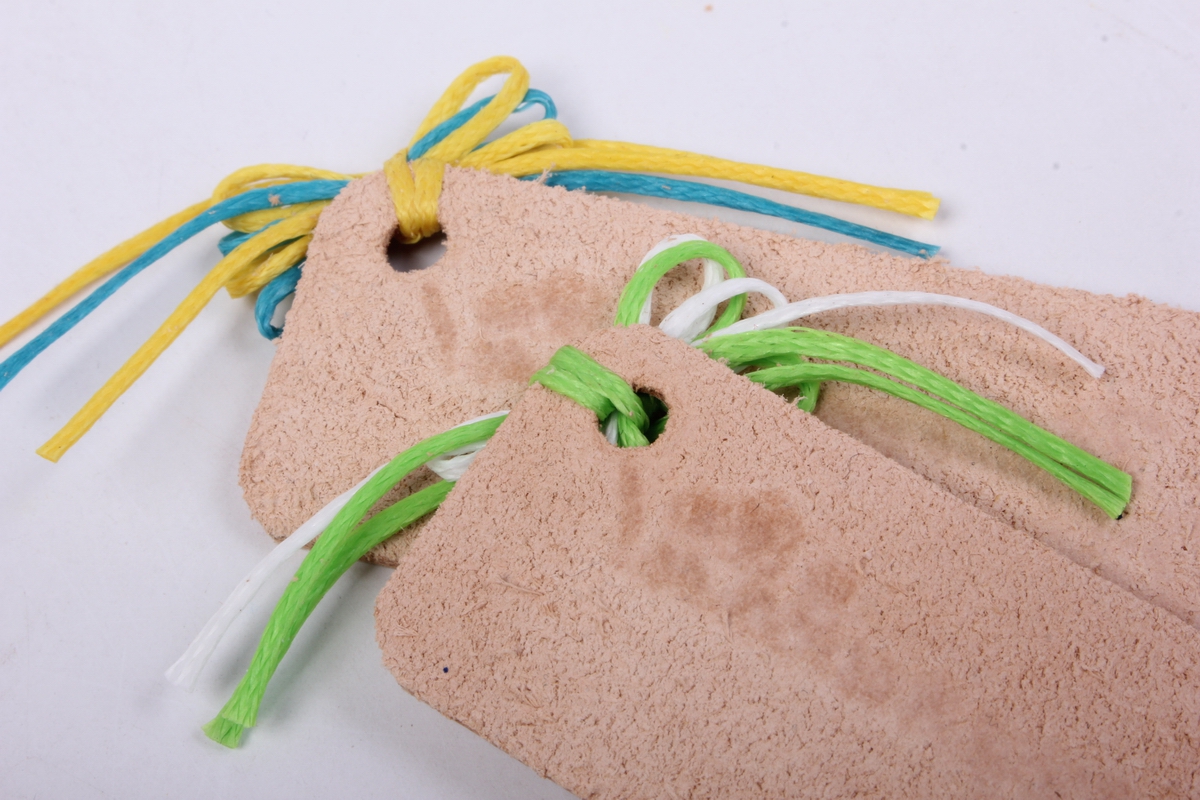 бирка из натуральной кожи  «c праздником», декор бант из вощеных шнуров