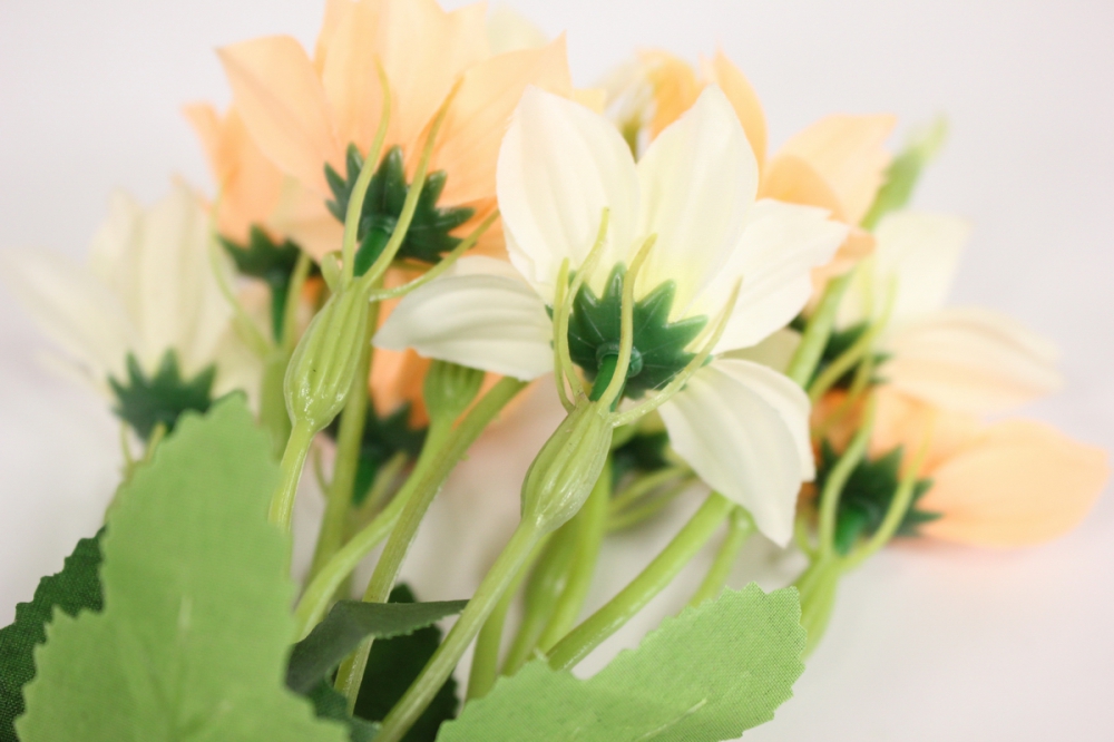 букет цветов георгины 30см - бело/персиковые kwy569 2501