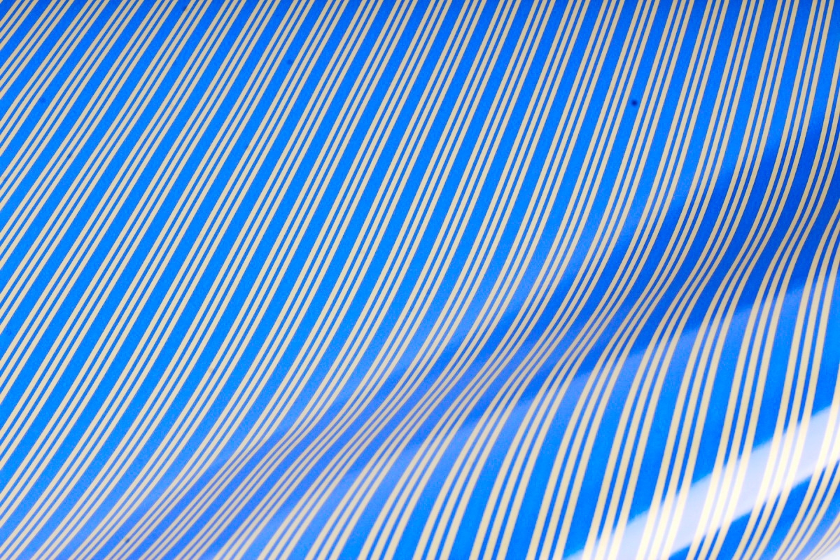 Бумага Глянец (И) Трехполоска синяя 70*100см 78г/м2 (10шт в уп) В121