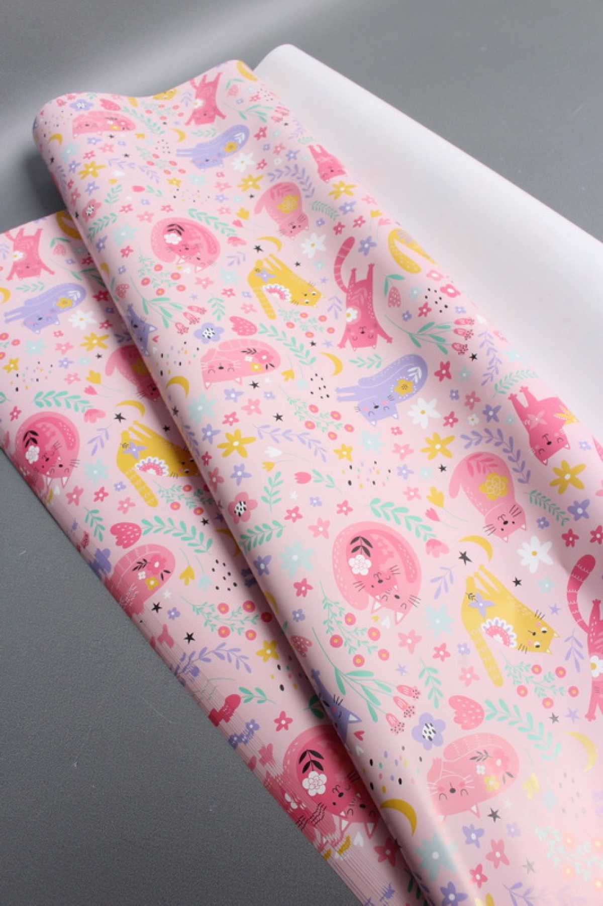 Бумага упаковочная "Кошечки" 80г/м2, 70х100см, 10 листов/рулон 5863М