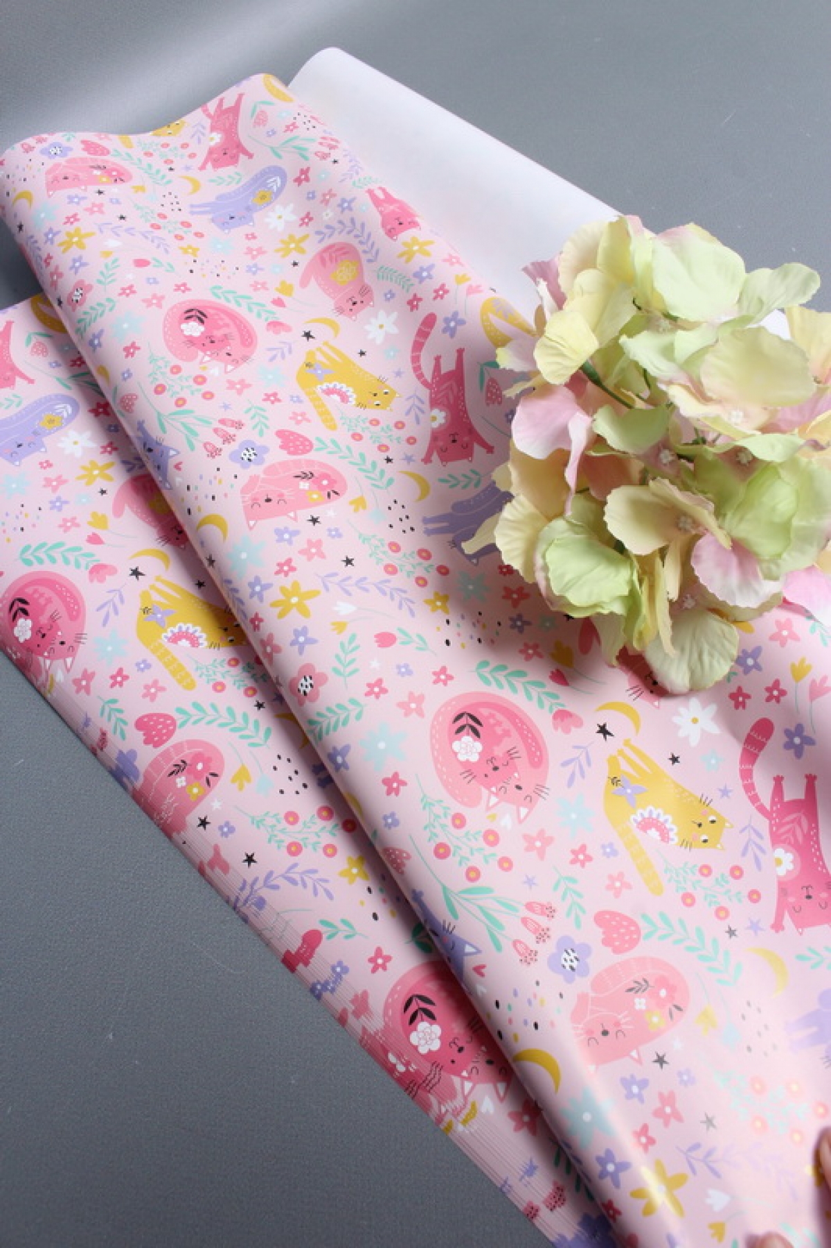 Бумага упаковочная "Кошечки" 80г/м2, 70х100см, 10 листов/рулон 5863М