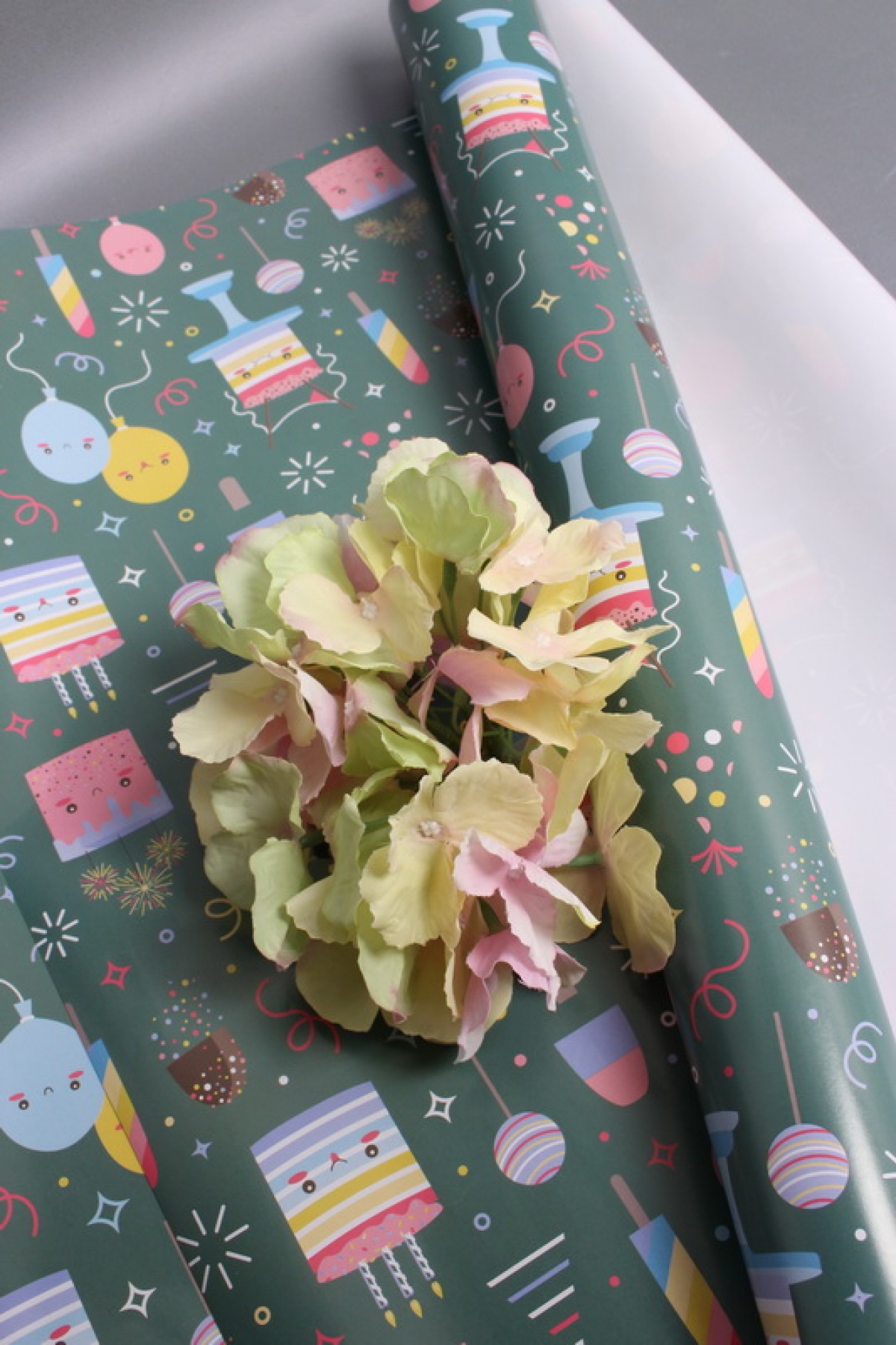 Бумага упаковочная "С Днем Рождения!" 80г/м2, 70х100см, 10 листов/рулон  5931М