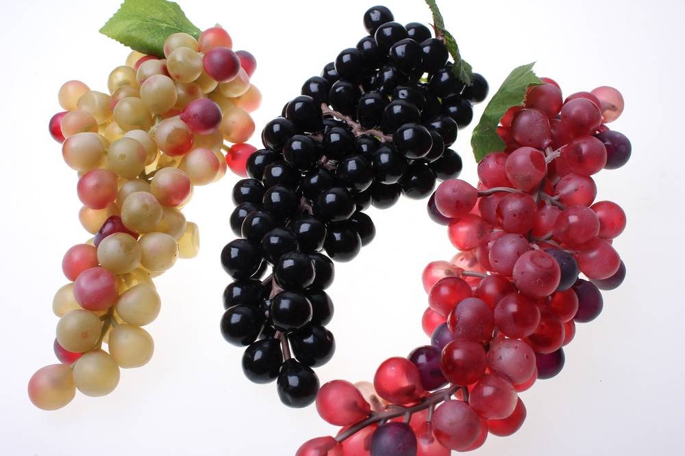 Виноград купить ростов. Пластиковый виноград. Искусственный виноград. Искусственные грозди винограда. Виноград искусственный декор.