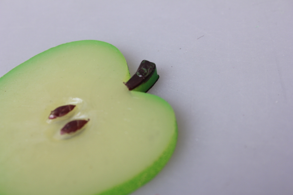 Или кусочек яблока или орешек. Долька зеленого яблока. Яблочные дольки в макдональдс. Яблочные дольки кринж. Хэппи мил Яблочные дольки.