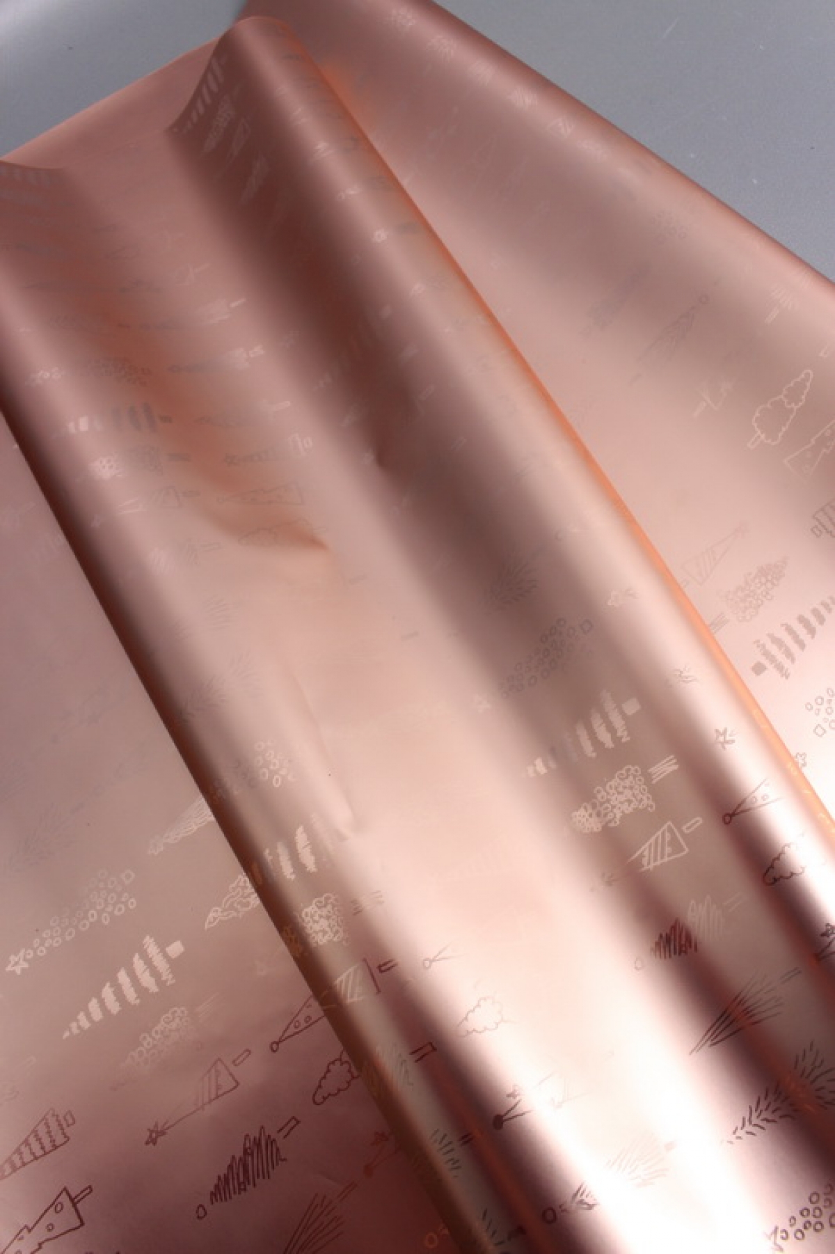 Флористическая пленка, металлическая Новогодняя, 40 мкр, 58 см х 10 м, розовое золото 3937М