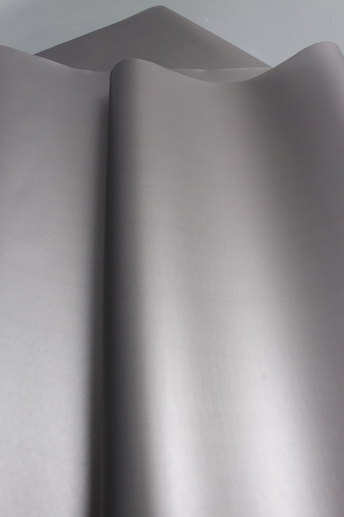 Флористическая пленка с перламутровым эффектом, 50 мкр, 57 см х 10 м, черный 7232М