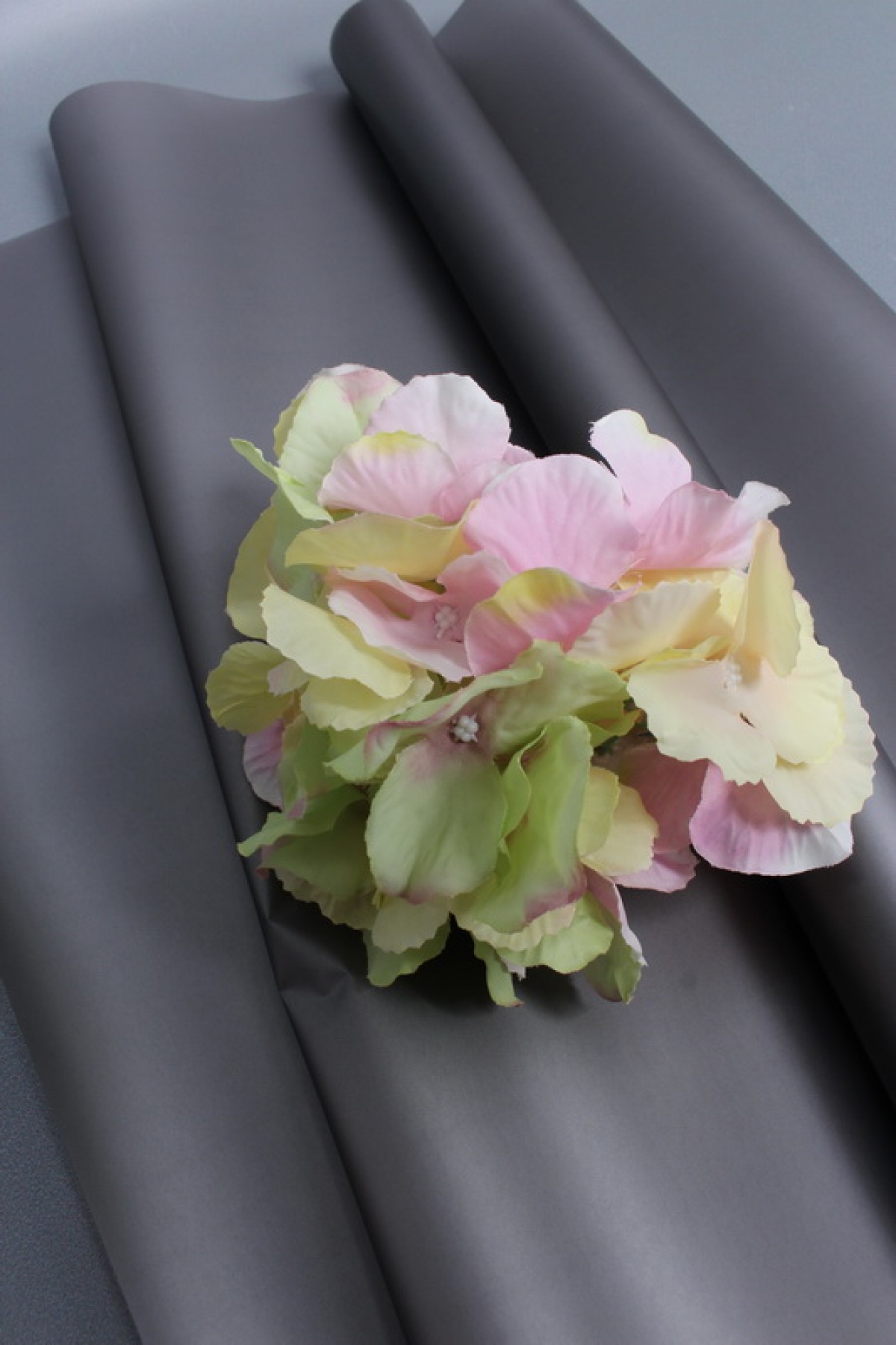 Флористическая пленка с перламутровым эффектом, 50 мкр, 57 см х 10 м, черный 7232М