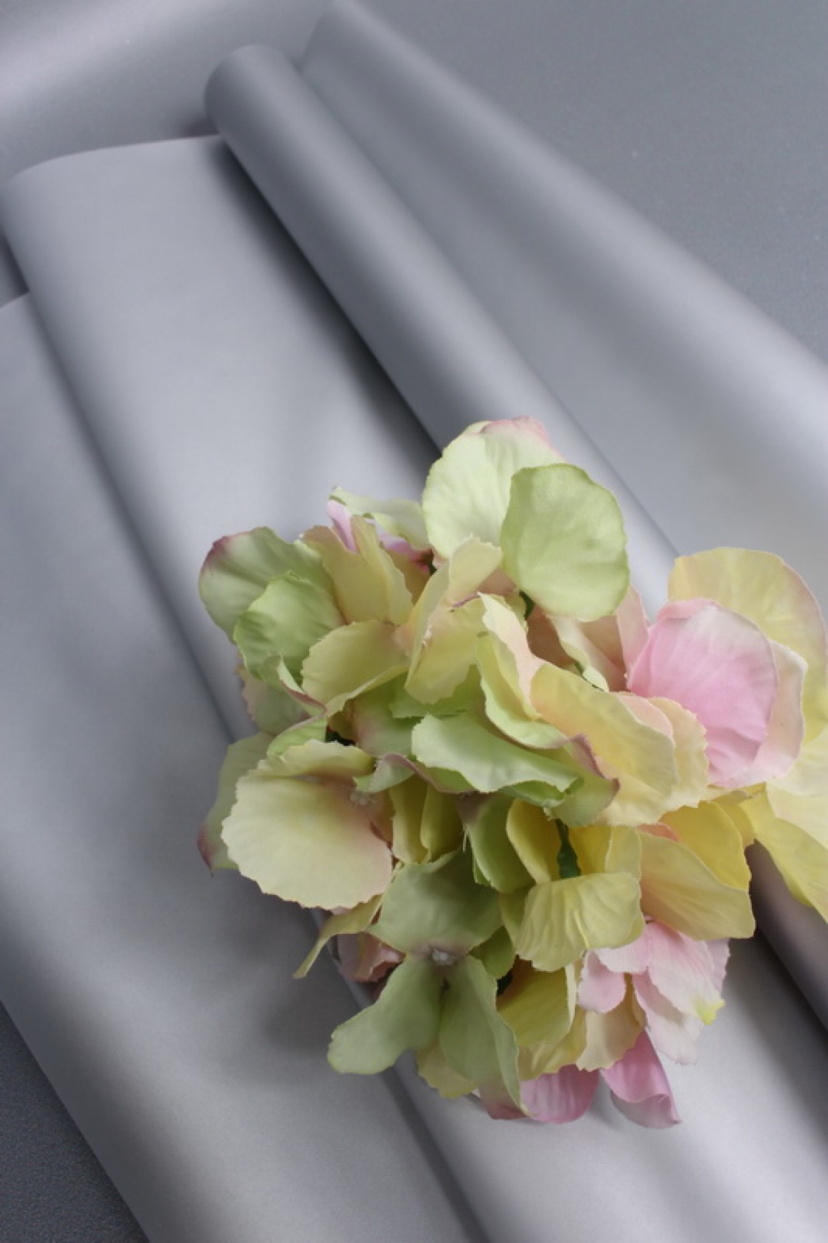 Флористическая пленка с перламутровым эффектом, 50 мкр, 57 см х 10 м, серебристый 7188М