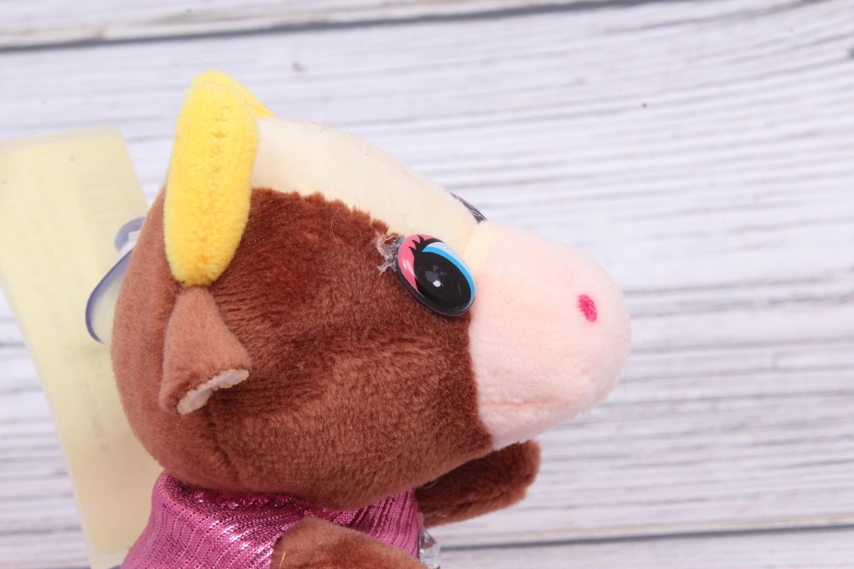 Игрушка для букета (С) - Корова в жилетке коричневая 9см 7001