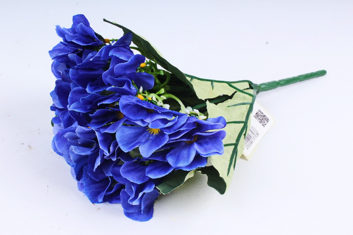 Песню сини фиалки. Синие фиалки букет. Искуственные цветы синные. Искусственные голубые цветы. Букет голубых фиалок.