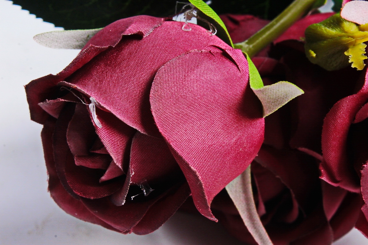 Бордовые розы купить. Бордовые розы искусственные. Бордовые цветы из гофрированной бумаги.