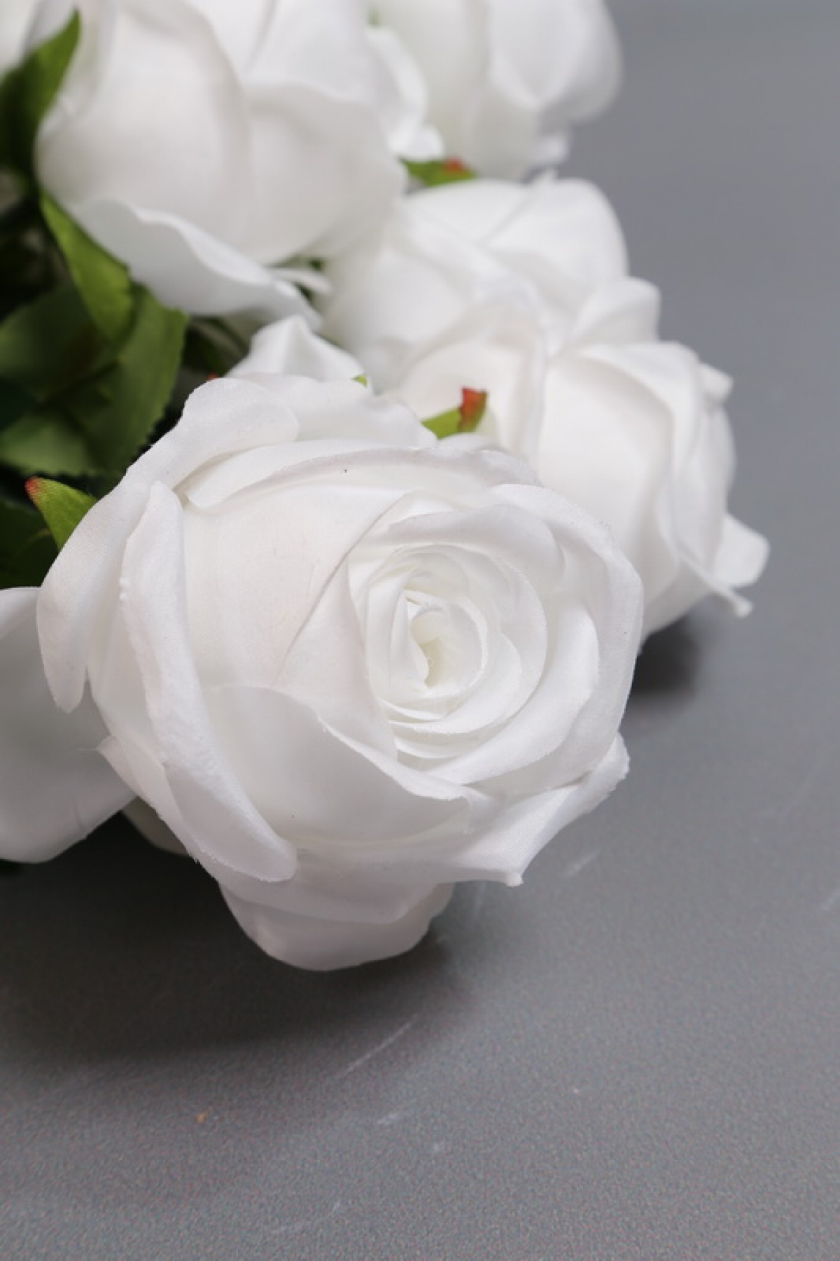 Искусственное растение - Розы Нежность 9 голов белые 42 см