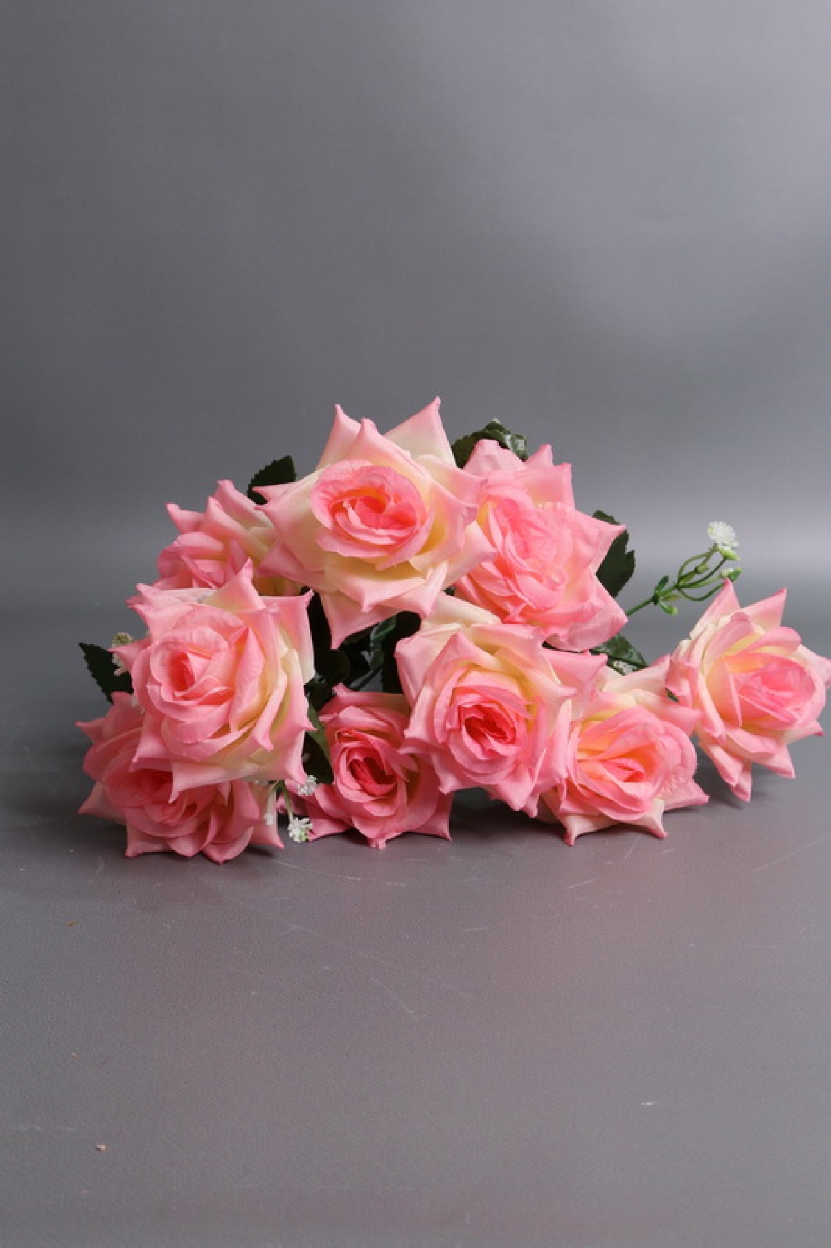 Искусственное растение -  Розы с гипсофилой 38 см бело-розовые