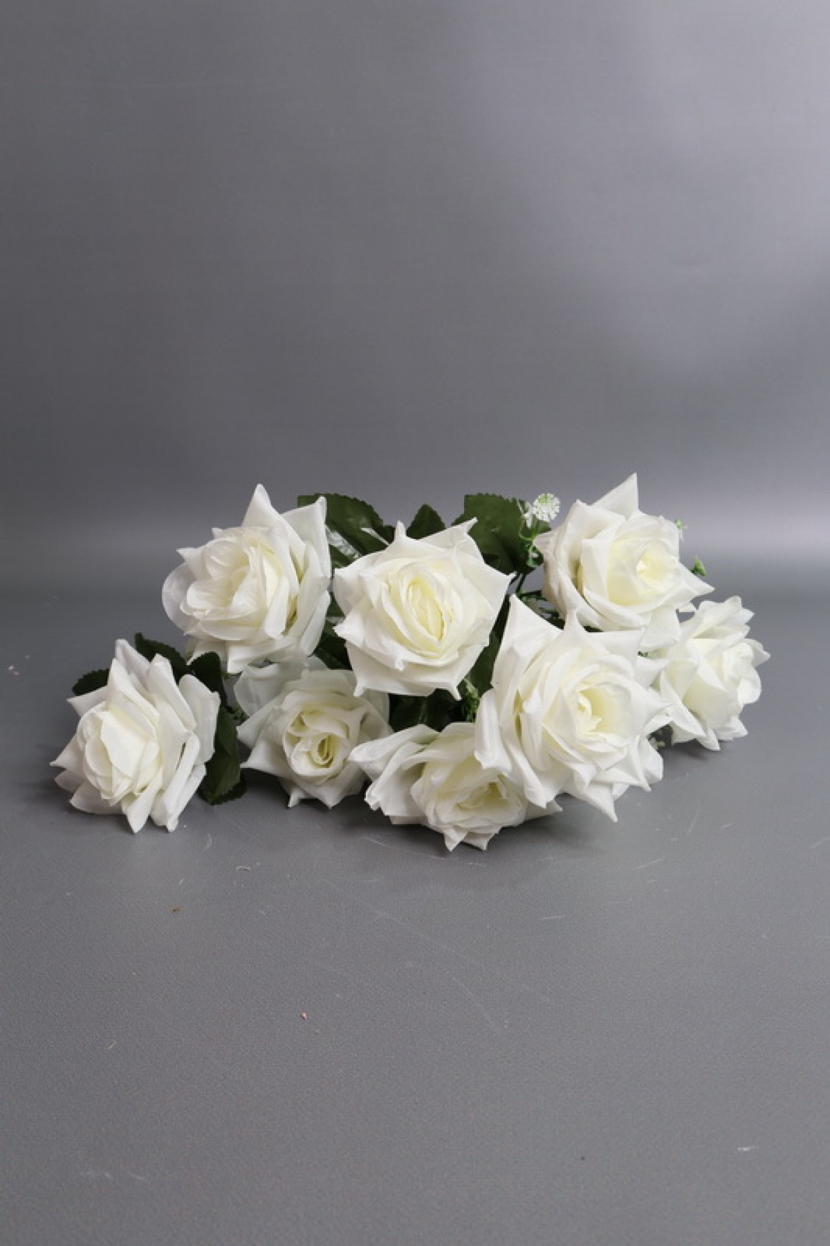 Искусственное растение -  Розы с гипсофилой 38 см белые