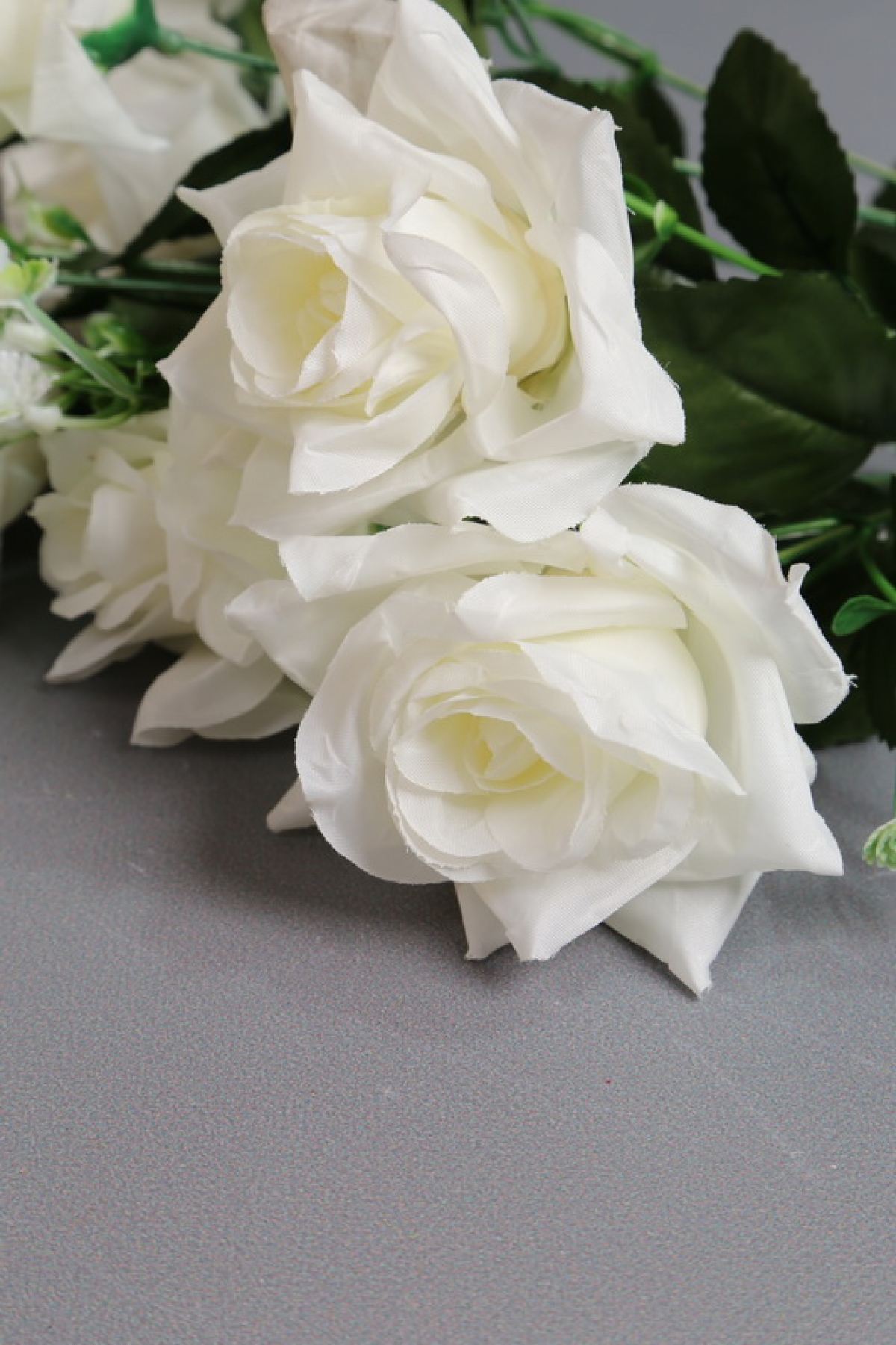 Искусственное растение -  Розы с гипсофилой 38 см белые