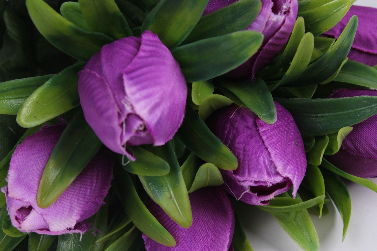 Фиолетовые тюльпаны к чему. Тюльпан фиолетовый. Букет из фиолетовых тюльпанов. Сиреневые тюльпаны искусственные. Фиолетовые тюльпаны интерьер.