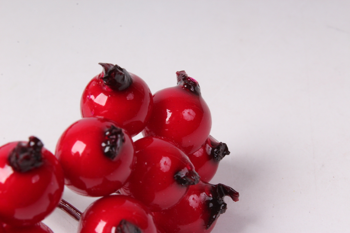 искусственные фрукты - 5656  яблоки красные 1см (12 пучков по 12 шт)  sm7278