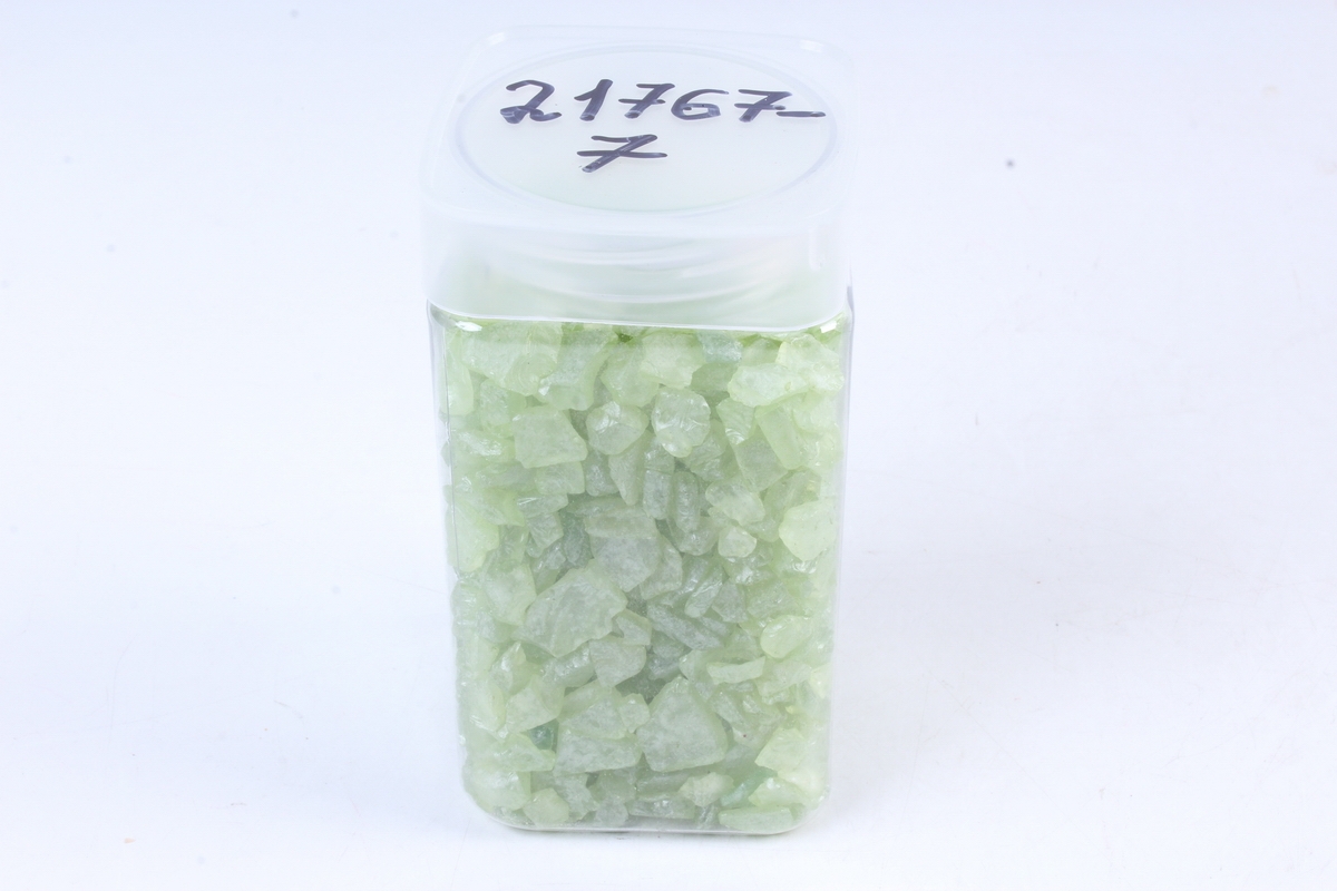 Камушки стеклянные в тубе (500гр) (5-8мм) зелёный KR-46958(И)