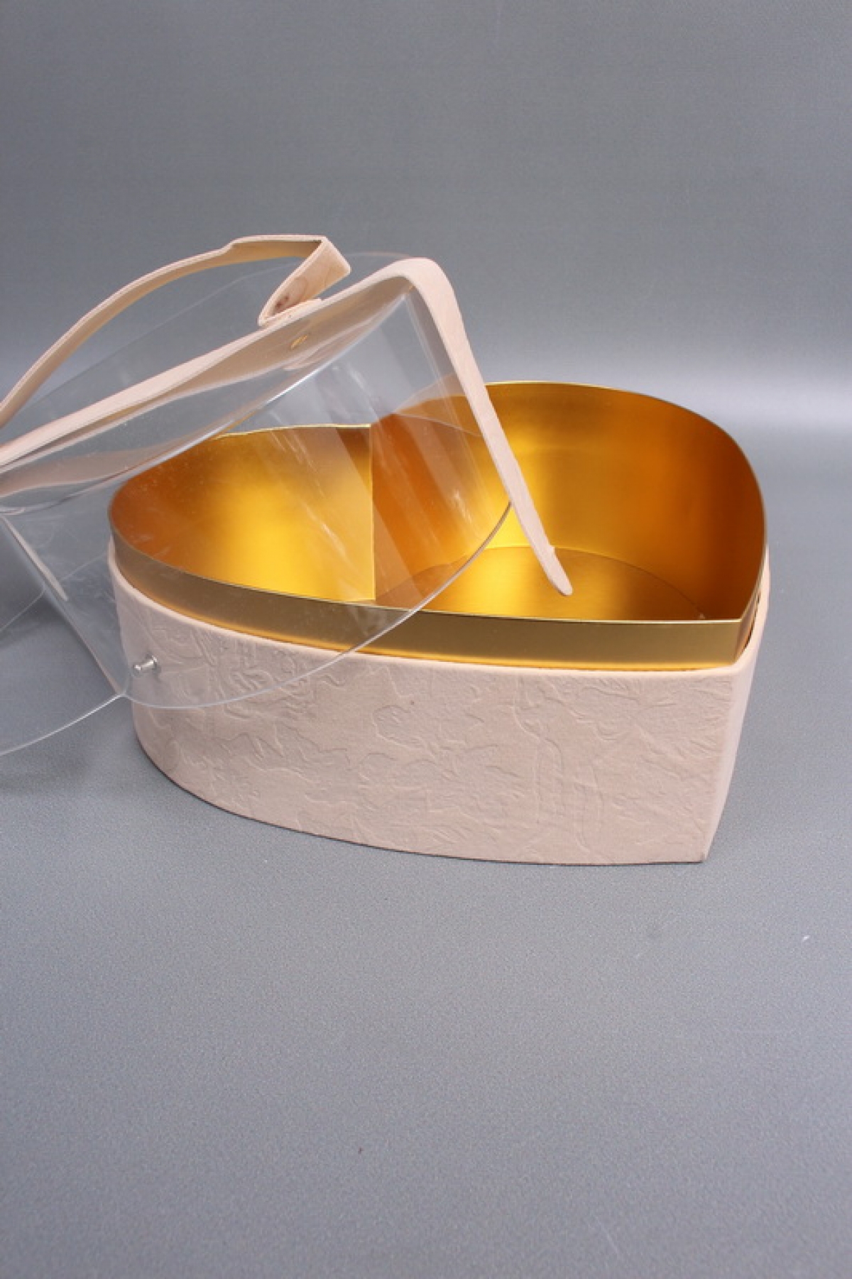 Коробка для цветов/подарков в виде сердца 25*23*14, 1 шт., кремовый  6242М