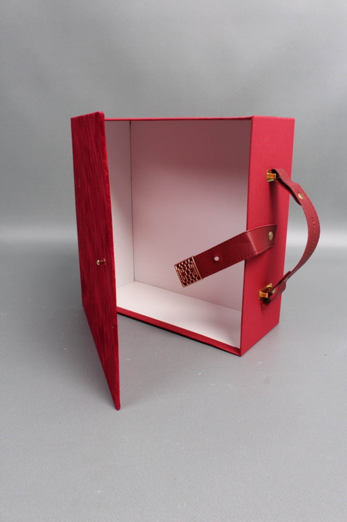 Коробка подарочная 24*24*10, красный 8000М