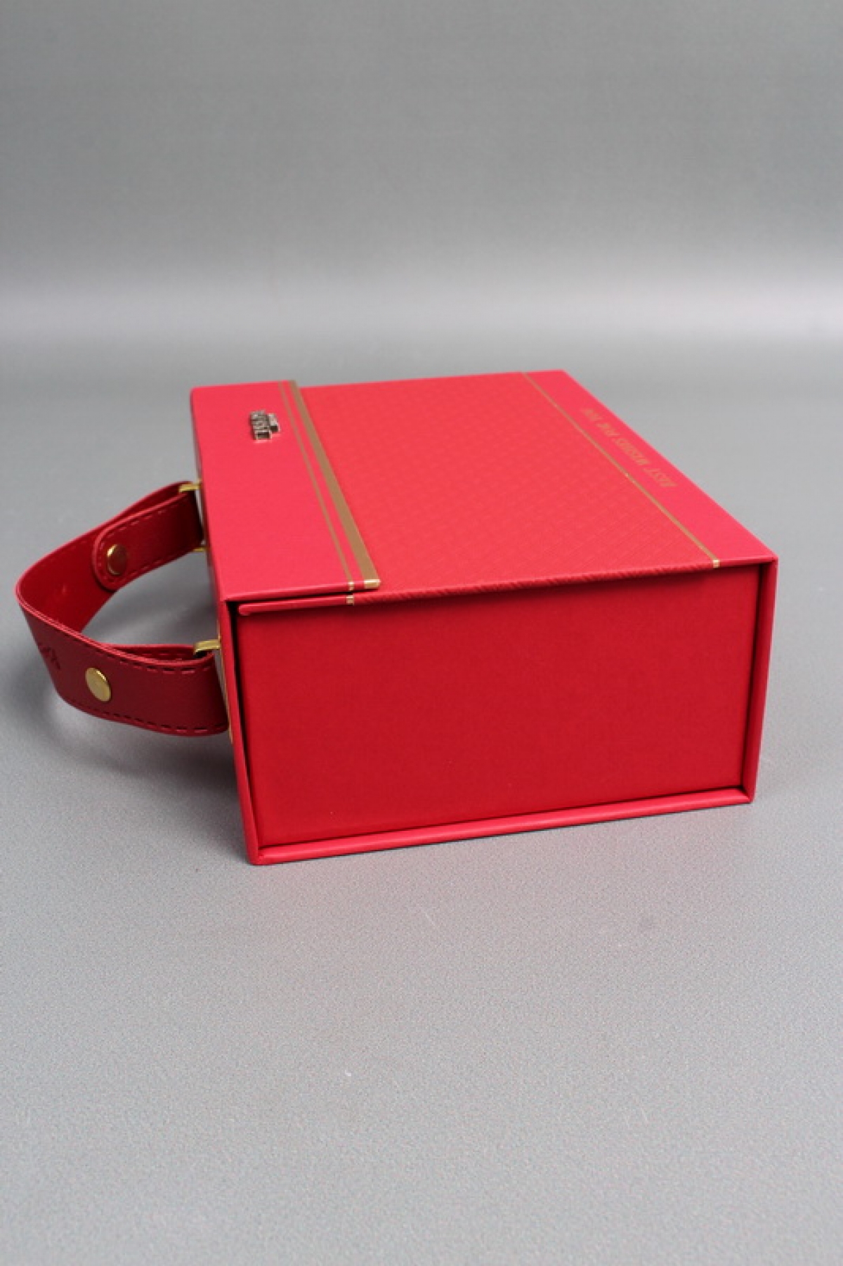 Коробка подарочная 18*13*7, красный  8055М