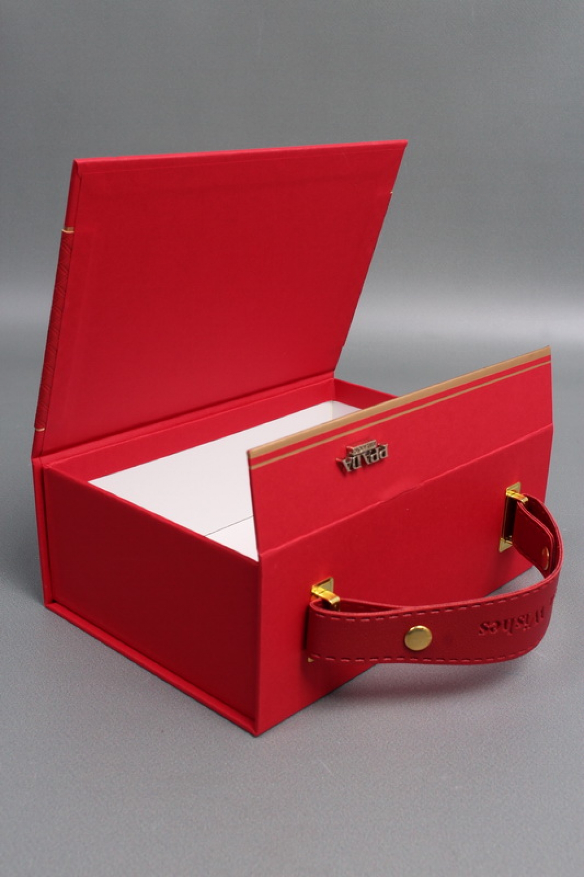 Коробка подарочная 18*13*7, красный  8055М