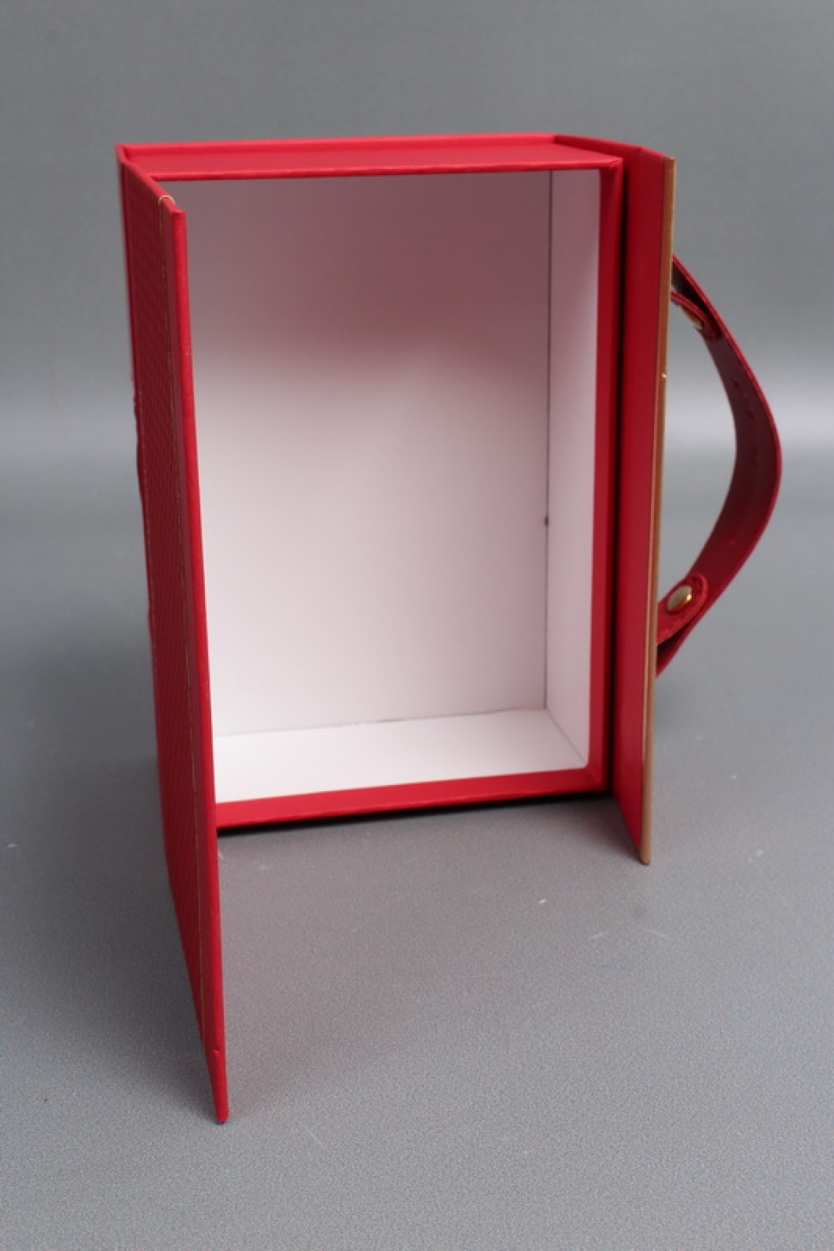 Коробка подарочная 18*13*7, красный  8055М