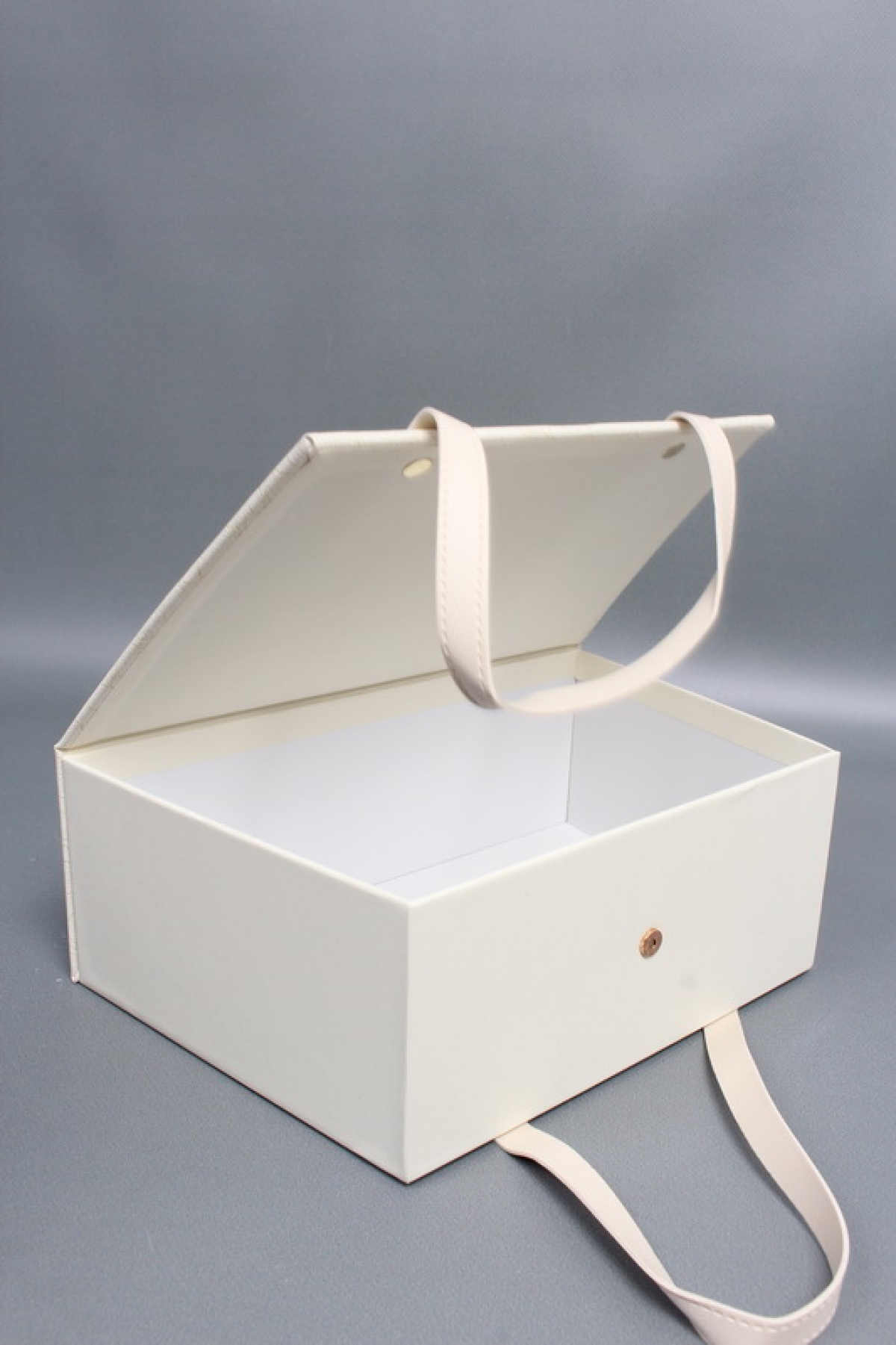 Коробка подарочная одиночная "Элегантность" шт - 28,2*10,2*18,5 см, молочный 6679М