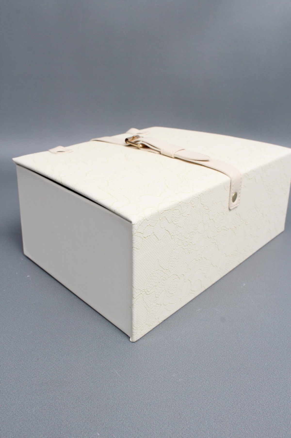 Коробка подарочная одиночная "Элегантность" шт - 28,2*10,2*18,5 см, молочный 6679М