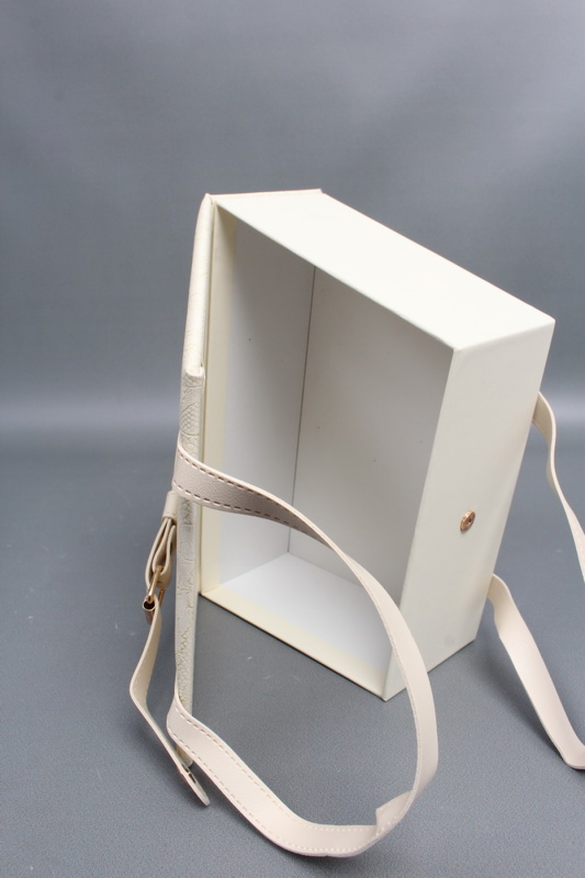 Коробка подарочная одиночная "Элегантность" 1шт -  25,2*8,2*17 см, молочный 6679М