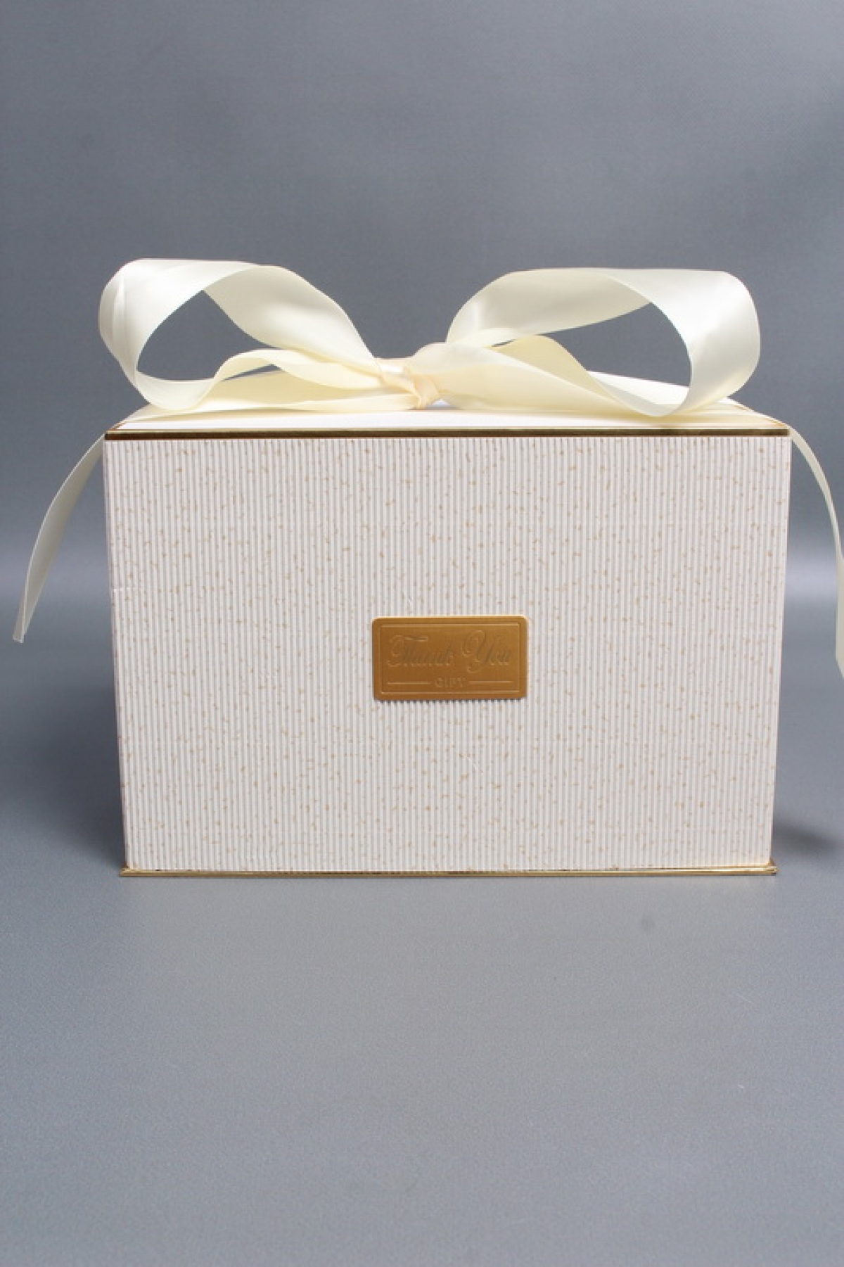 Коробка подарочная одиночная 1шт - "Изящество" 24*17*16,5  шампань  6686М