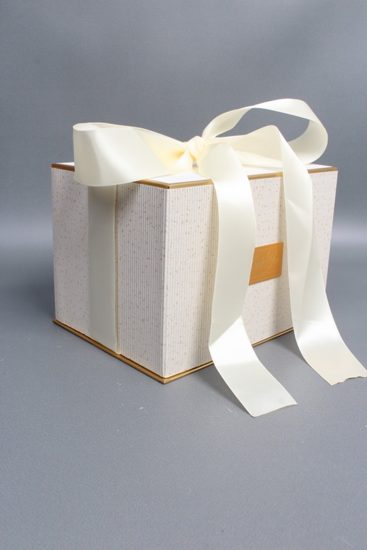 Коробка подарочная одиночная 1шт - "Изящество" 21*15*14,5  шампань  6686М