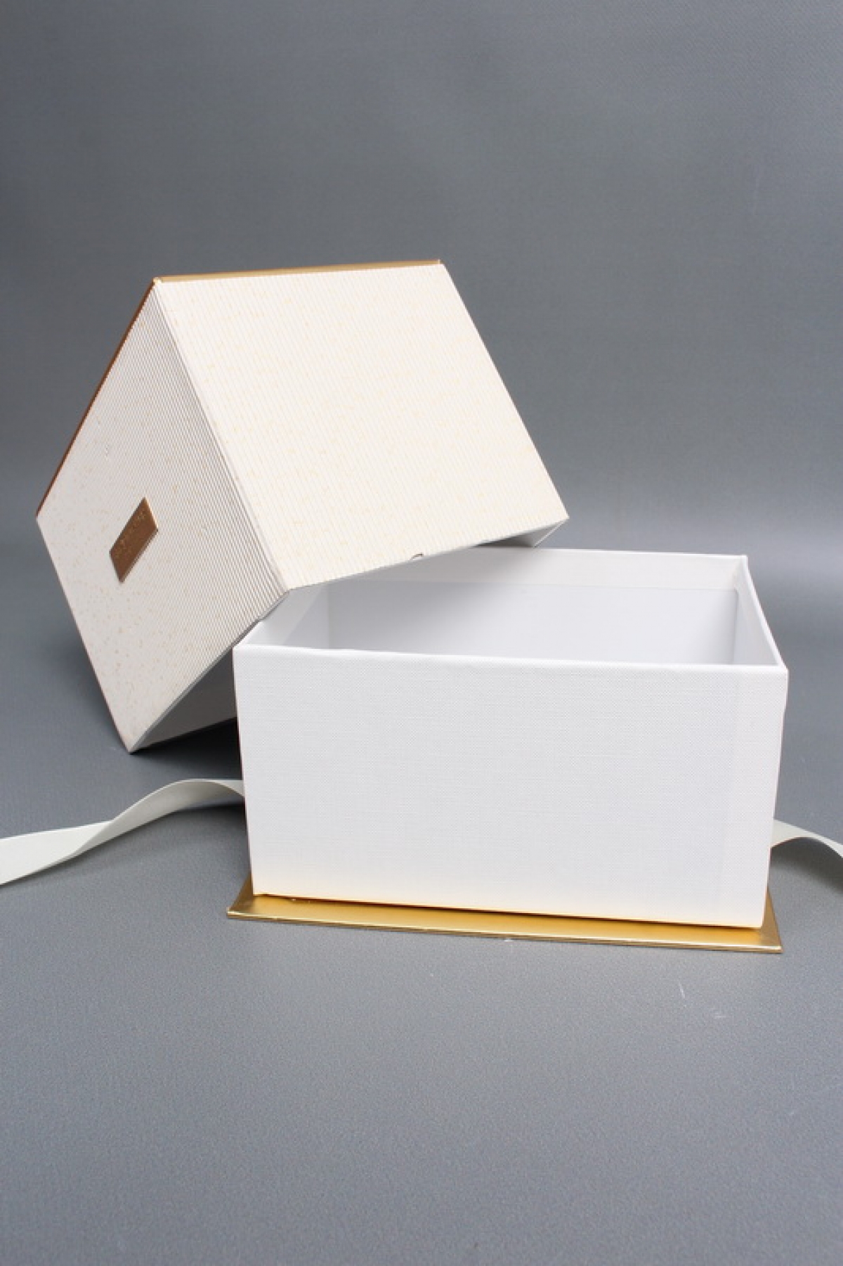 Коробка подарочная одиночная 1шт - "Изящество" 18*13*12,5  шампань  6686М