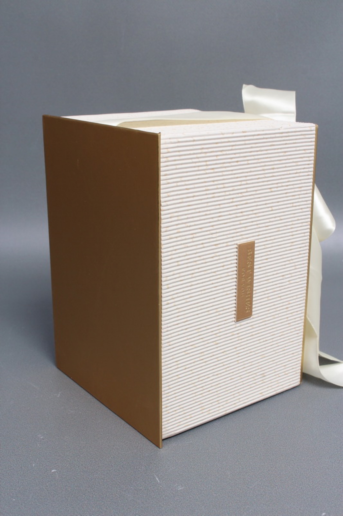 Коробка подарочная одиночная 1шт - "Изящество" 18*13*12,5  шампань  6686М