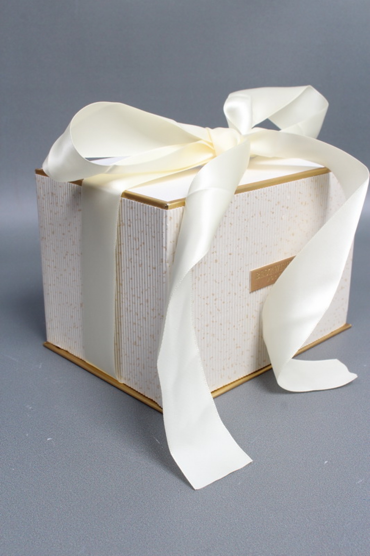 Коробка подарочная одиночная 1шт - "Изящество" 18*13*12,5  шампань  6686М