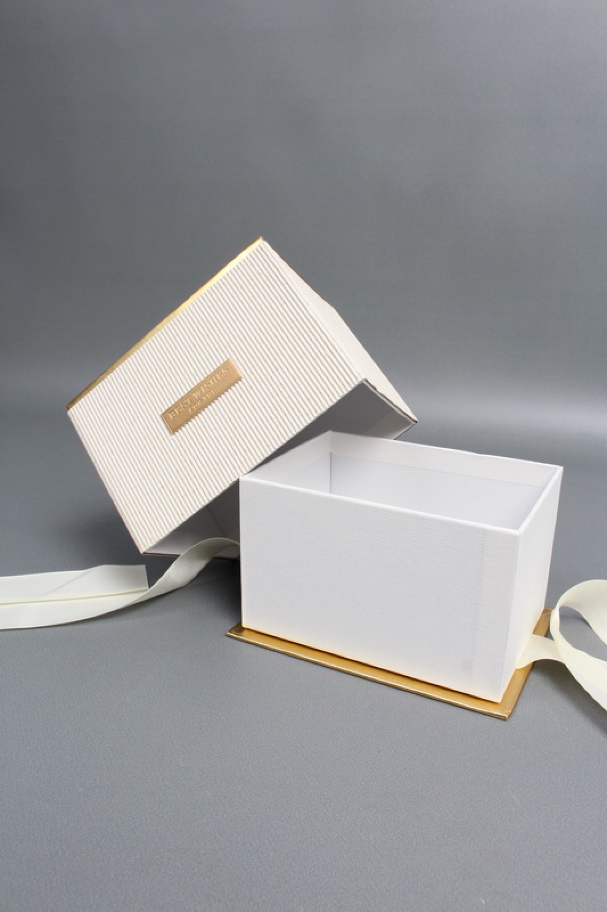 Коробка подарочная одиночная 1шт - "Изящество" 15*11*10,5  шампань  6686М